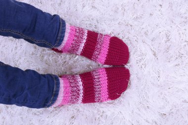 kadın bacakları ve beyaz Halı zemin üzerine renkli çorap