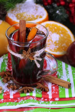 güzel kokulu mulled şarap cam üzerine peçete yakın çekim