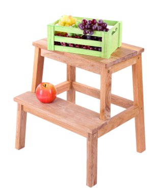 ile meyve, üzerinde beyaz izole küçük ahşap merdiven ahşap kutu