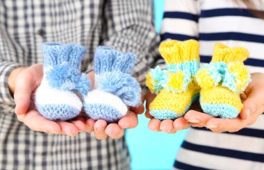 tığ işi patik bebek, elleriyle yakın çekim