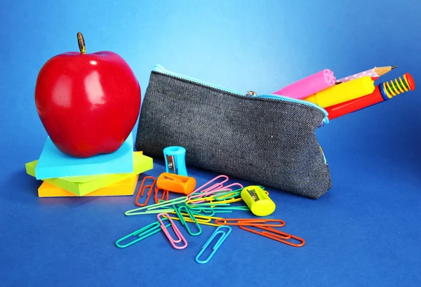 Κιβώτιο μολυβιών με εξοπλισμός σχολείων σε μπλε φόντο — Stockfoto