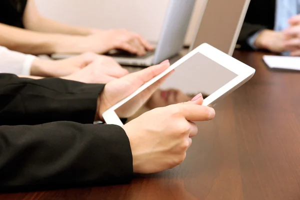 Mãos femininas com tablet digital no fundo do escritório . — Fotografia de Stock