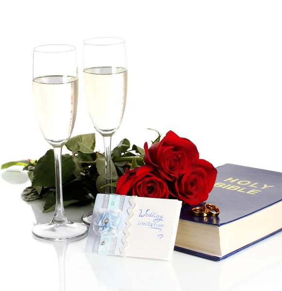 Anneaux de mariage sur bible avec roses et verres de champagne isolés sur blanc — Photo