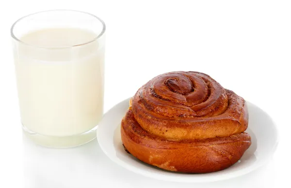 Rotolo di pane e vetro di latte isolato su bianco — Foto Stock