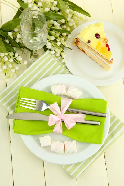 Tischdekoration in weißen und grünen Tönen auf farbigem Holzhintergrund — Stockfoto