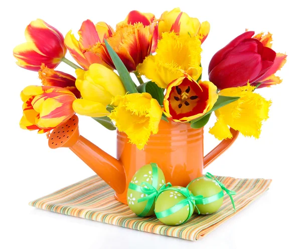 Composición de Pascua con tulipanes frescos y huevos de Pascua aislados en blanco —  Fotos de Stock
