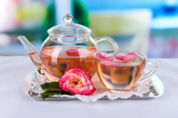 Bouilloire tasse de thé de rose de thé sur plateau métallique sur nappe — Photo