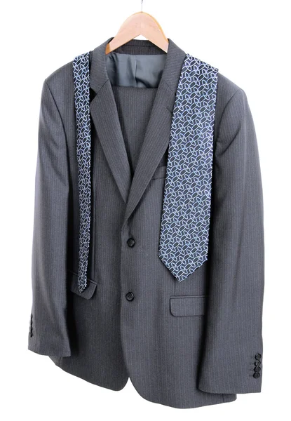 Terno e gravata no cabide no fundo branco — Fotografia de Stock