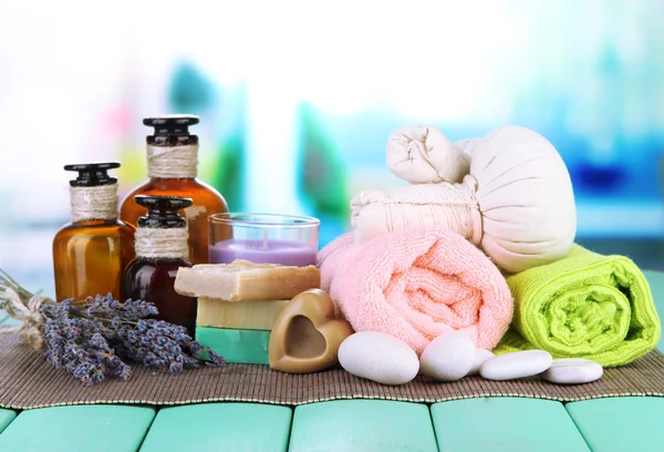 Stilleven met lavendel kaars, zeep, massage-ballen, zeep en verse lavendel, op lichte achtergrond — Stockfoto
