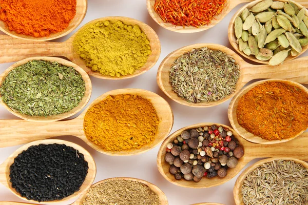 tahta kaşıklar, baharat çeşitleri