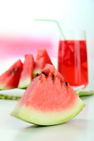 Friss görögdinnye és a pohár gyümölcslé görögdinnye — Stock Fotó