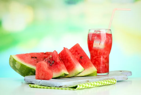 Frische Wassermelone und ein Glas Wassermelonensaft im Freien — Stockfoto