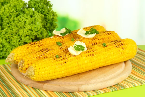Zachwycający złoty kukurydza z grilla z masłem na stole na jasnym tle — Zdjęcie stockowe