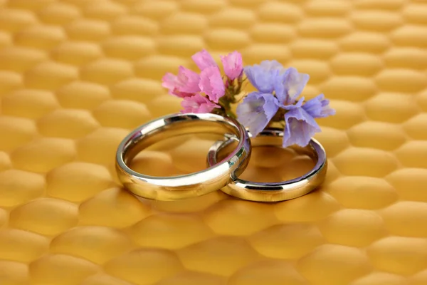 Anéis de casamento em fundo brilhante — Fotografia de Stock