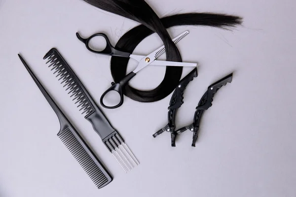 Professionelle Friseur-Tools auf grauem Hintergrund — Stockfoto