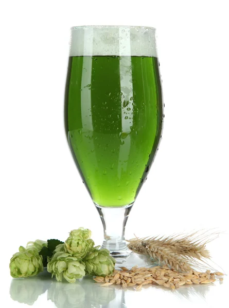 Склянка з зеленого пива і хмелю, ізольовані на білому — стокове фото