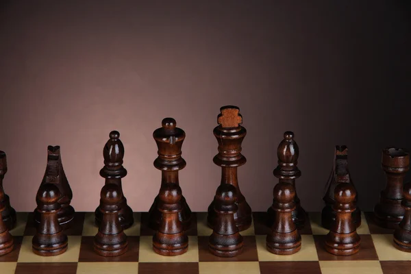 Tablero de ajedrez con piezas de ajedrez sobre fondo de color oscuro — Foto de Stock