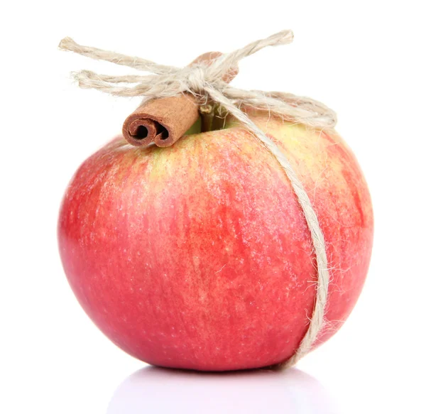 Ώριμο μήλο με με ραβδιά κανέλας που απομονώνονται σε λευκό — Φωτογραφία Αρχείου