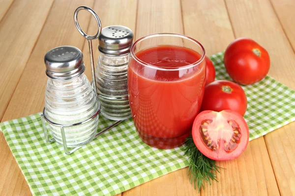 Jugo de tomate en vaso, sobre fondo de madera — Foto de Stock