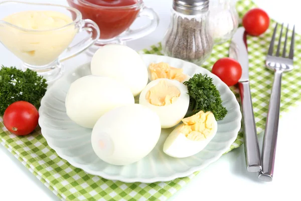 Βραστά αυγά στο πιάτο σε χαρτοπετσέτα που απομονώνονται σε λευκό — 图库照片