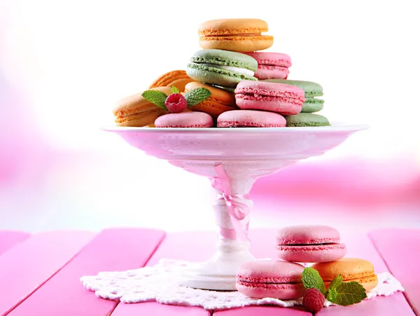 Macaron delicati in vaso su tavolo su fondo chiaro — Foto Stock