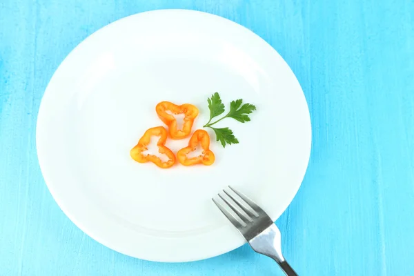 Kleine Portion Essen auf großem Teller auf Holztisch in Großaufnahme — Stockfoto