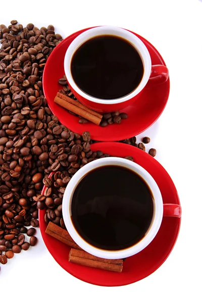 Röd koppar starkt kaffe och kaffebönor på nära håll — Stockfoto