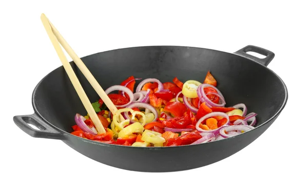 Legumes em wok isolado em branco — Fotografia de Stock