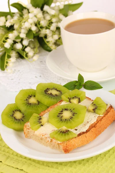 Delicioso brinde com kiwi na mesa close-up — Fotografia de Stock