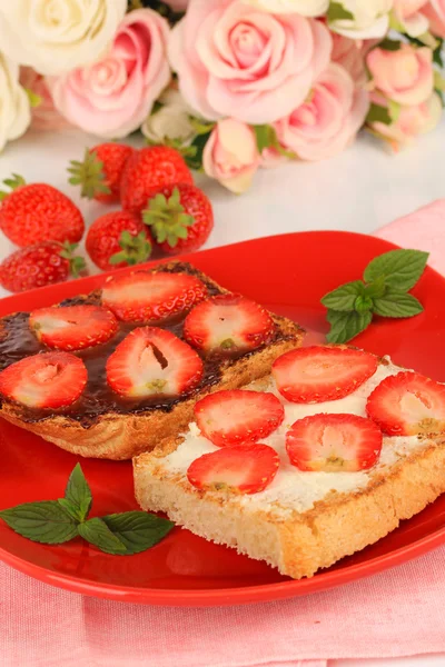 Köstlicher Toast mit Erdbeere auf Teller Nahaufnahme — Stockfoto