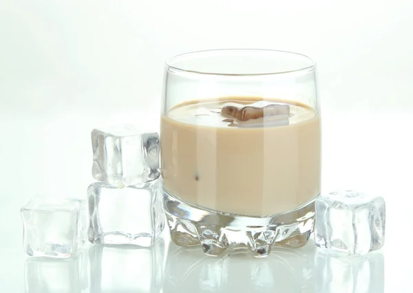 Baileys Likör im Glas isoliert auf weiß — Stockfoto