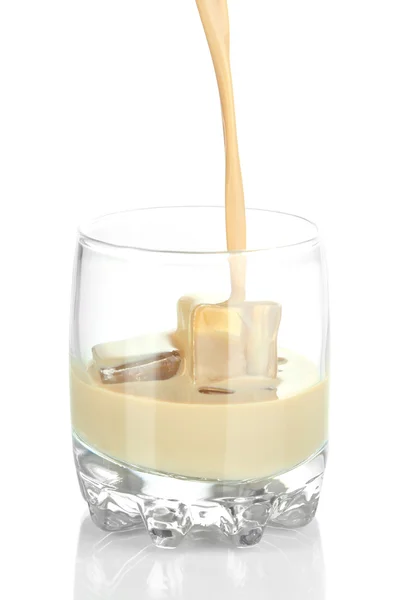 Gieten drank in glas geïsoleerd op wit — Stockfoto