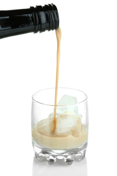 Leje się alkohol w szkło na białym tle — Zdjęcie stockowe