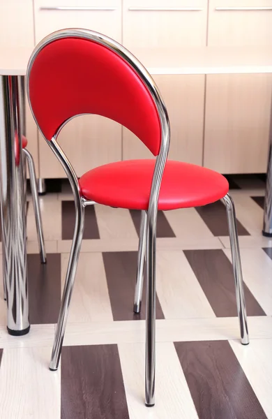 Modern kırmızı sandalye masa mutfak yakınında — Stok fotoğraf