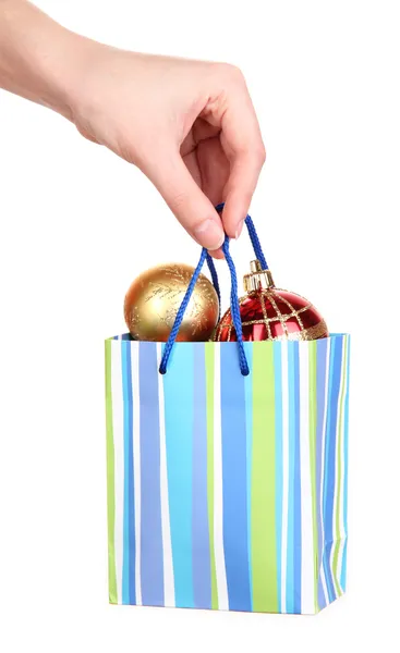 Hand houdt pakket met Nieuwjaar ballen geïsoleerd op wit — Stockfoto