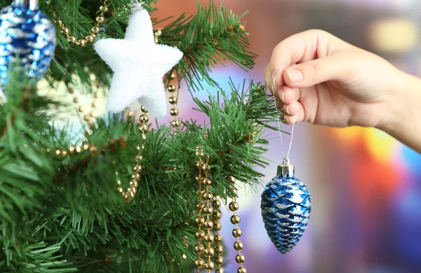 Décorer arbre de Noël sur fond lumineux — Photo