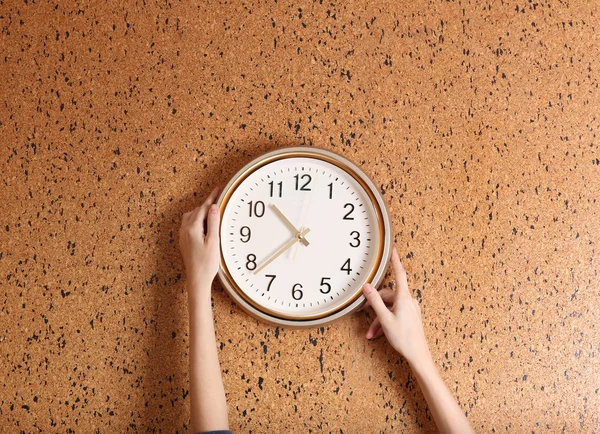 배경 벽 시계 — 스톡 사진