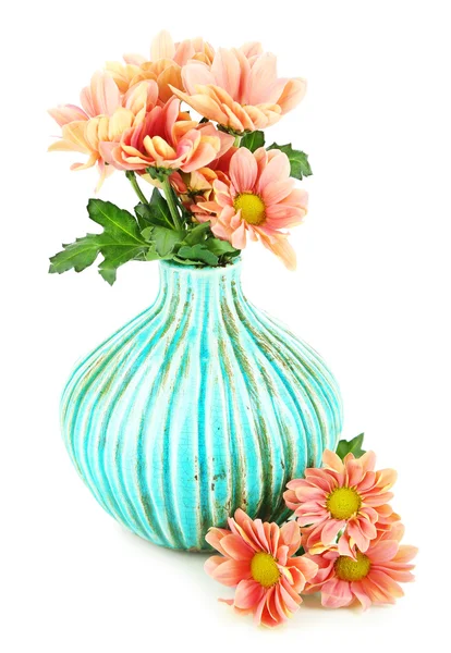 Chrysanthemenblüten in der Vase isoliert auf weiß — Stockfoto