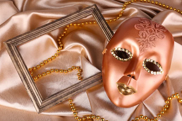 Masker op gouden stof achtergrond — Stockfoto