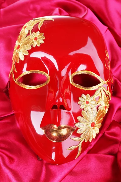 明るいピンク色の生地の背景マスク — ストック写真