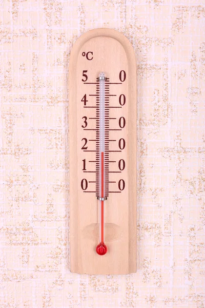 Thermometer auf Wandhintergrund — Stockfoto