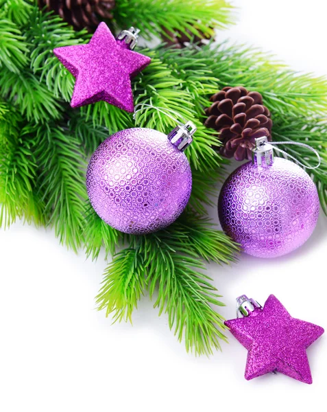 Bolas de Navidad y estrellas decorativas en abeto, aisladas en blanco —  Fotos de Stock