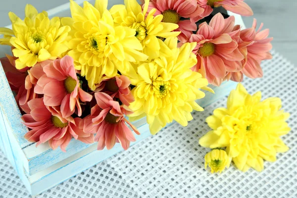 Красивые цветы в корзине, на светлом фоне — стоковое фото