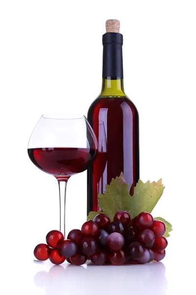 Kırmızı şarap, üzüm ve şişe üzerinde beyaz izole şenlikli — Stok fotoğraf
