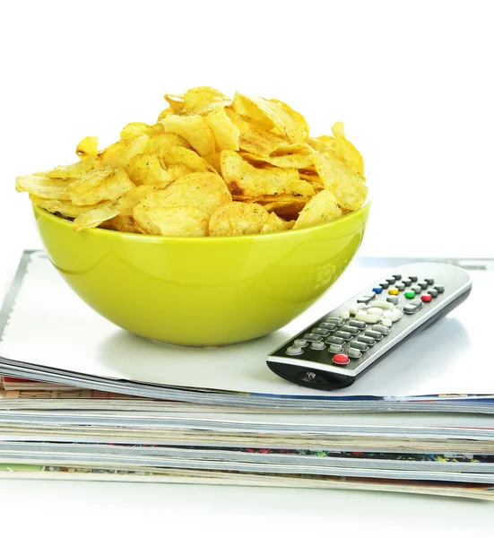 Chips in Schüssel und TV-Fernbedienung isoliert auf weiß — Stockfoto