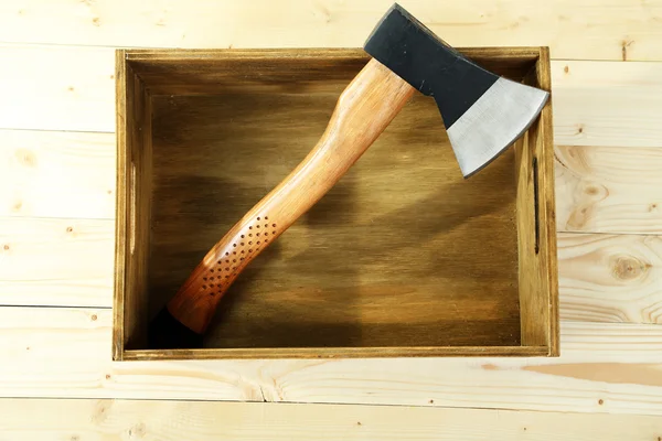 Instrumento em caixa de madeira, sobre fundo de cor — Fotografia de Stock