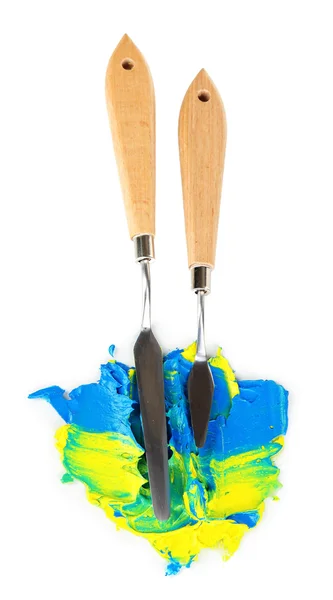 Фарбування палітри ножами з фарбою ізольовано на білому — стокове фото