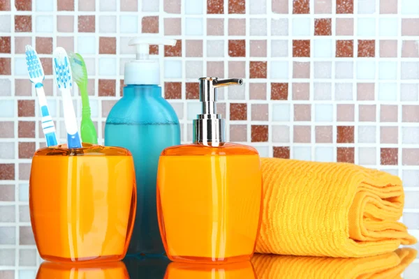 Cosmetici e accessori da bagno su sfondo piastrelle a mosaico — Foto Stock