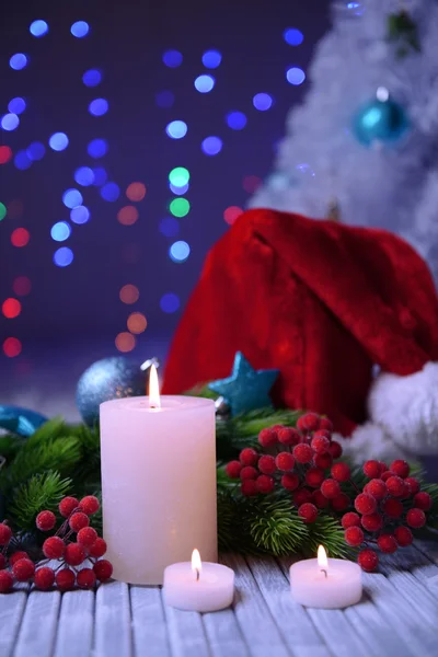 Velas e decoração de Natal no fundo brilhante — Fotografia de Stock