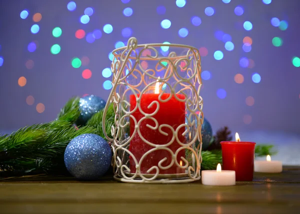 Kerzen und Weihnachtsdekoration auf hellem Hintergrund — Stockfoto